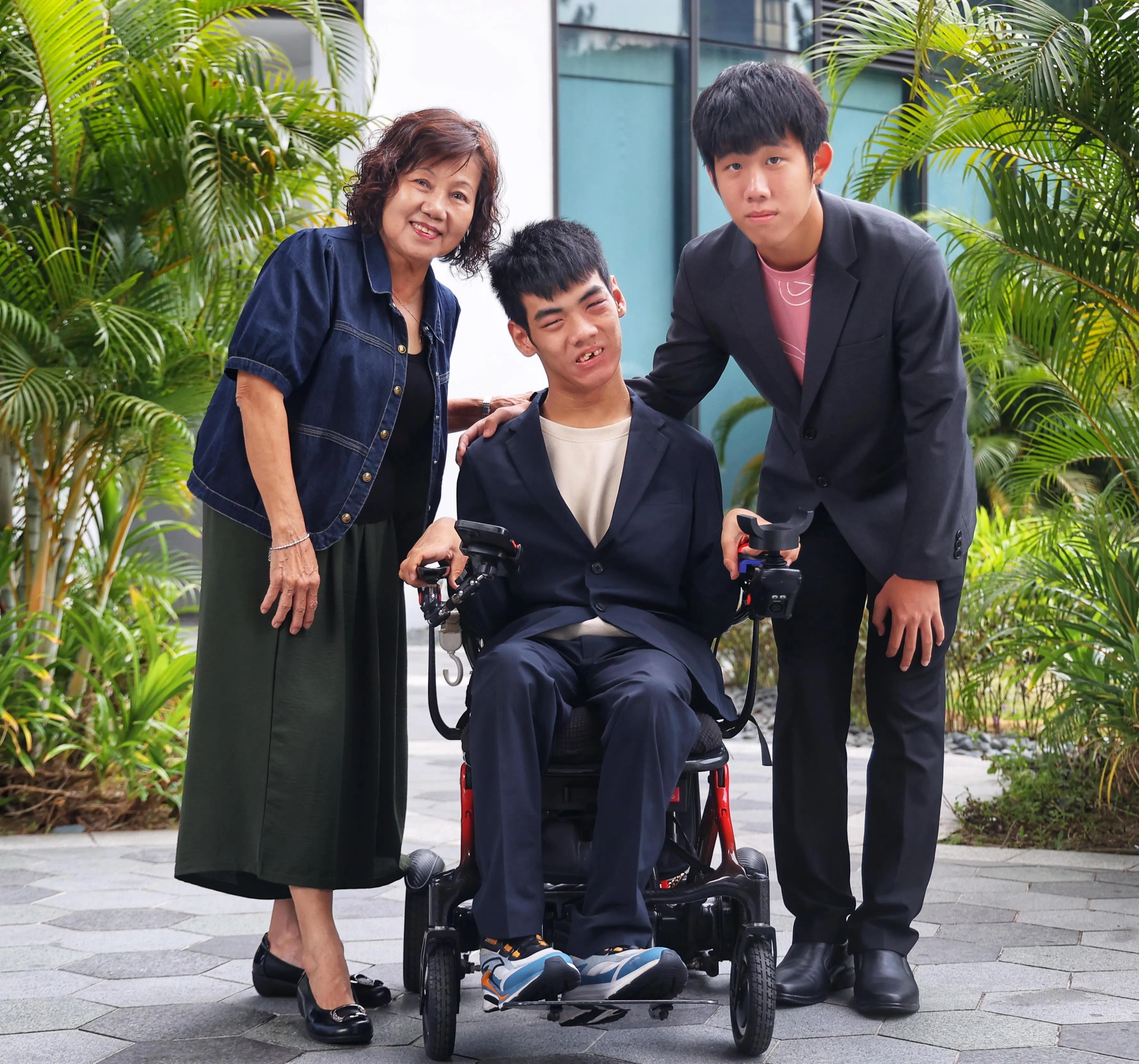 20岁的硬地滚球选手颜恺宏（中）是第二次获颁运动员成就奖。他的父母目前不在国内，颁奖当天他在外婆许美兰（左）和弟弟颜恺轩（右）的陪同下来到现场。（萧紫薇摄）