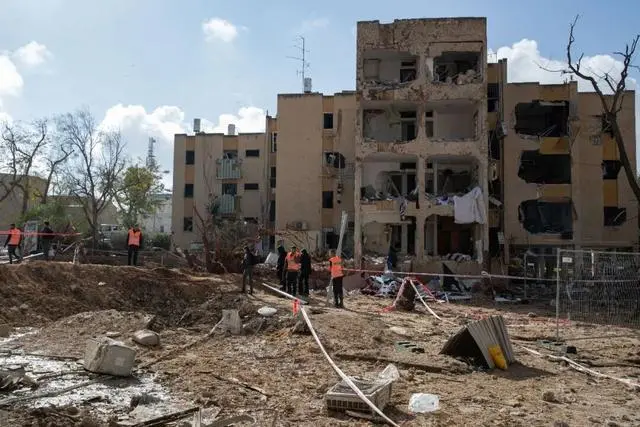 这是3月22日在以色列南部城市阿拉德拍摄的在导弹袭击中受损的建筑。 新华社记者 陈君清 摄