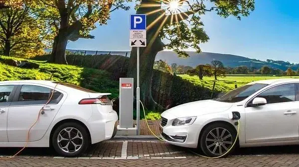 插混技术遭车企高层质疑：极星澳洲主管直言无奈，雷诺首席批评伪电气化现象