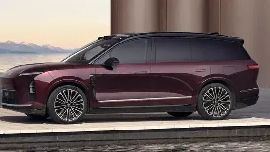 蔚来推出新款ES8 M42星云红版本,选装配件需另付1万元
