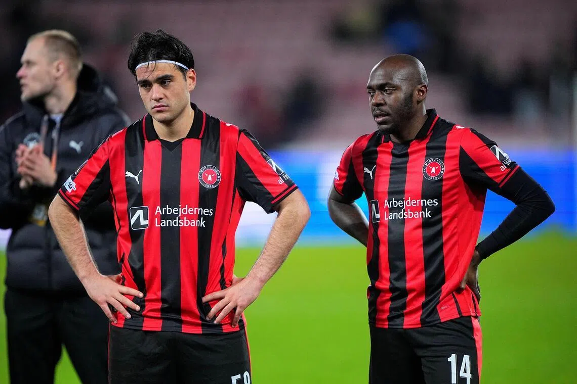 米德蒂兰德球员西姆西尔（左）和奇卢菲亚在接连踢失点球后，露出极为无奈的表情。（路透社）