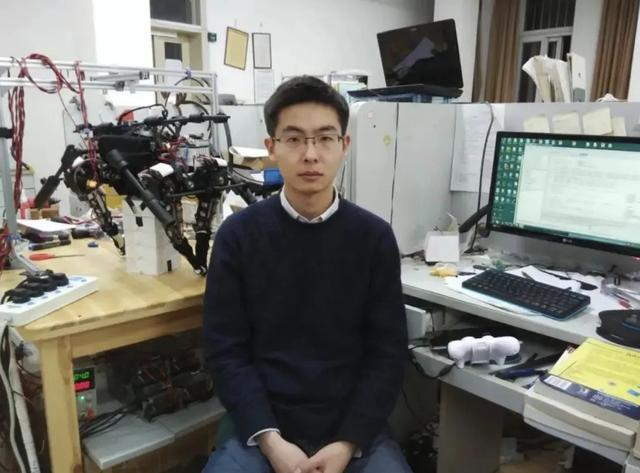 上海大学读研期间的王兴兴在实验室