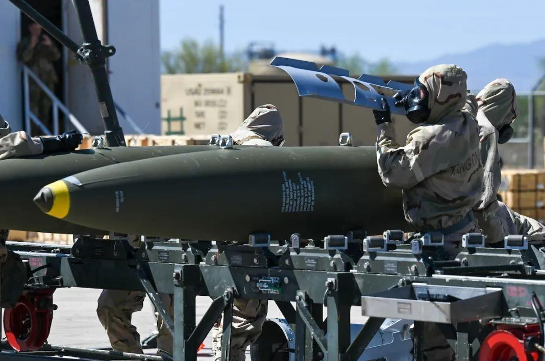 美国《华尔街日报》30日报道,美军使用2000磅(约907公斤)钻地弹袭击伊朗中部伊斯法罕市一个大型弹药库。