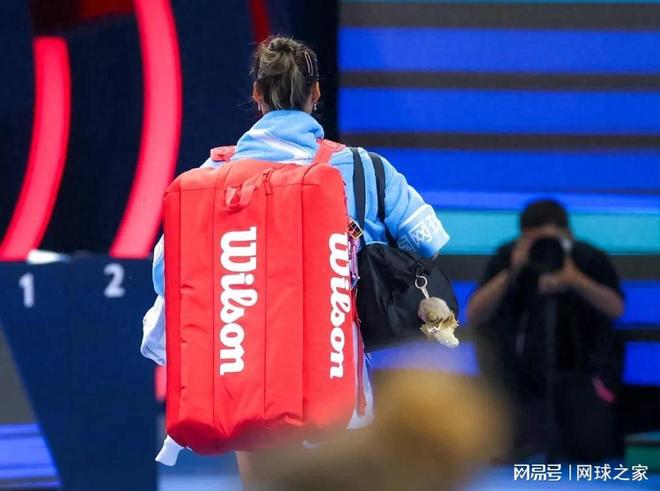 郑钦文与新教练初试啼声遭滑铁卢，卫冕世界前三十地位告急