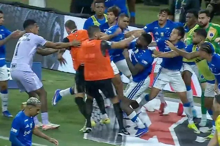 巴甲赛场爆发斗殴事件 创下23张红牌新高记录