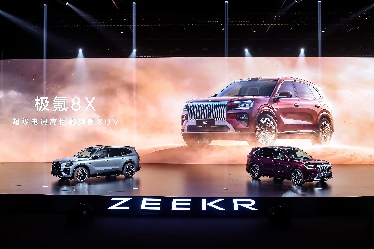 中国高性能旗舰SUV极氪8X预售,起价37.68万元,首度挑战豪华品牌BBA