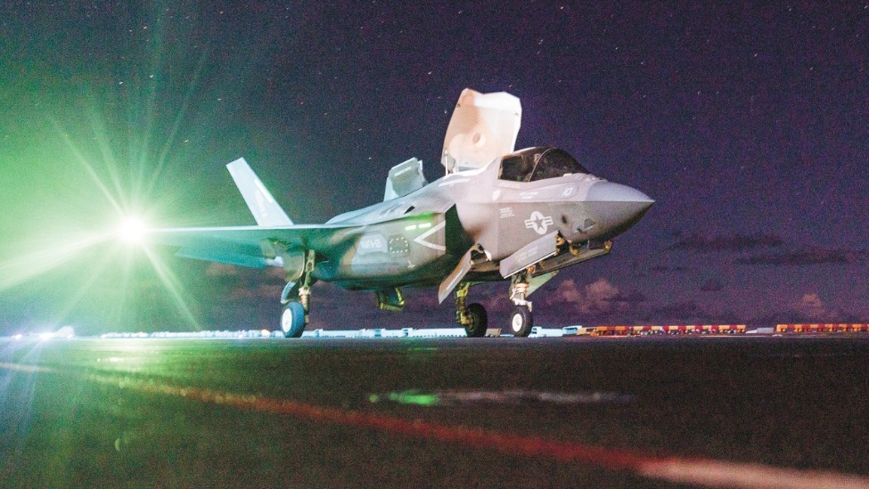 第三艘航母出动,数千名士兵抵达,美军增兵中东战场