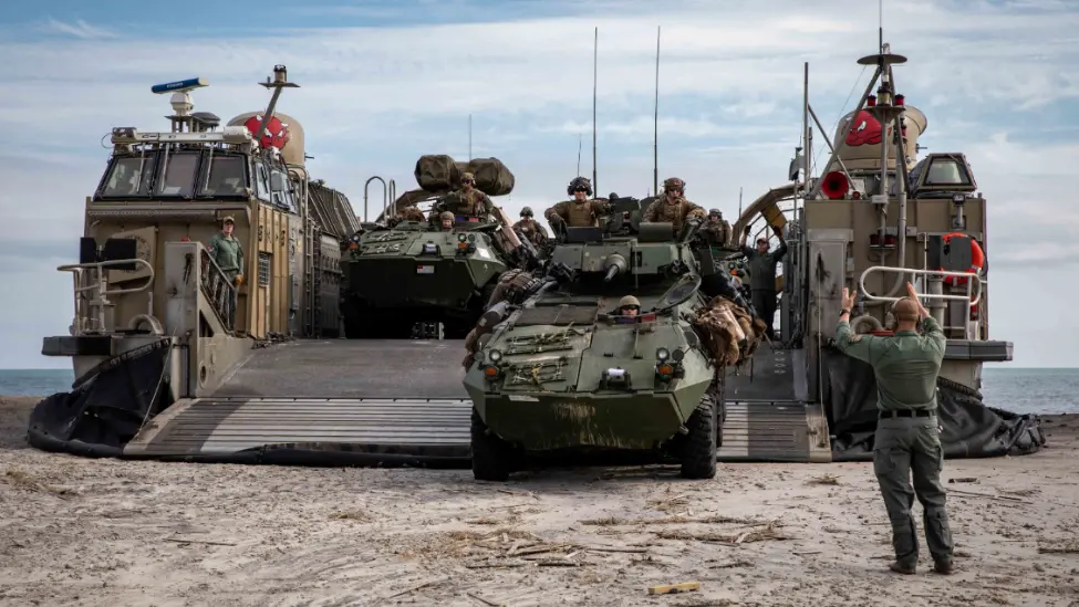 规模约2200人的美军第31海军陆战队远征部队正搭乘两栖攻击舰从日本驶向中东