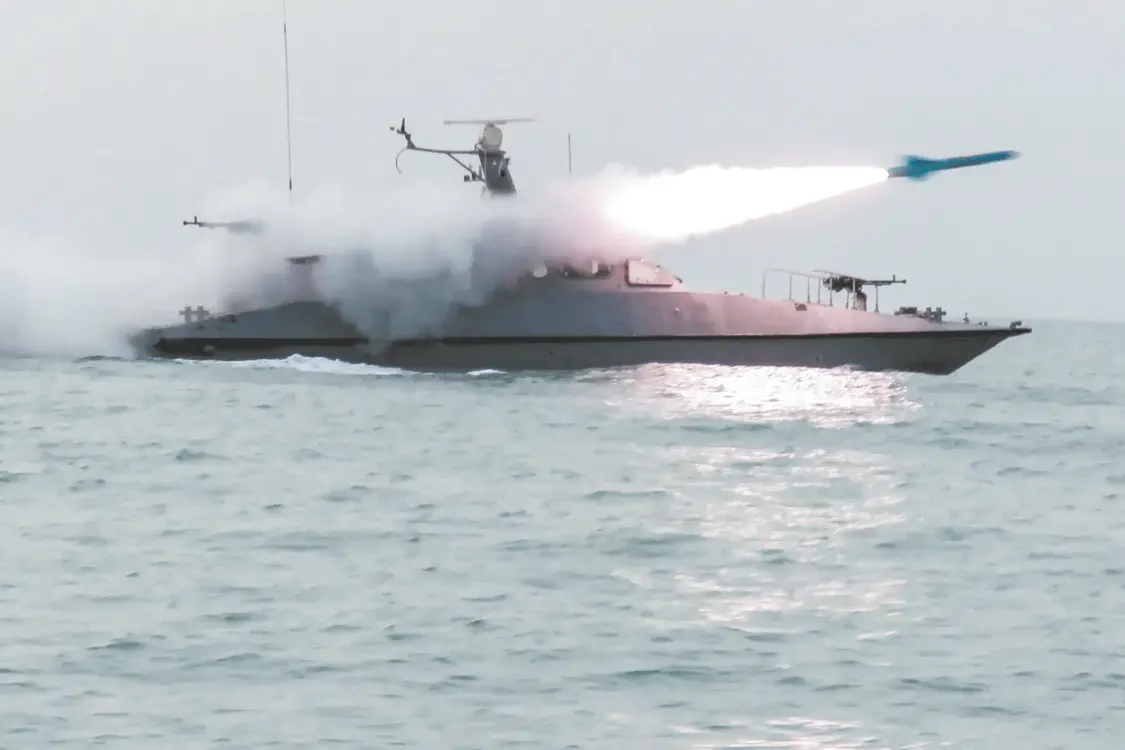 2月16日发布的照片显示,伊朗军方在波斯湾举行的联合演习中,一艘快艇发射导弹。(视觉中国)