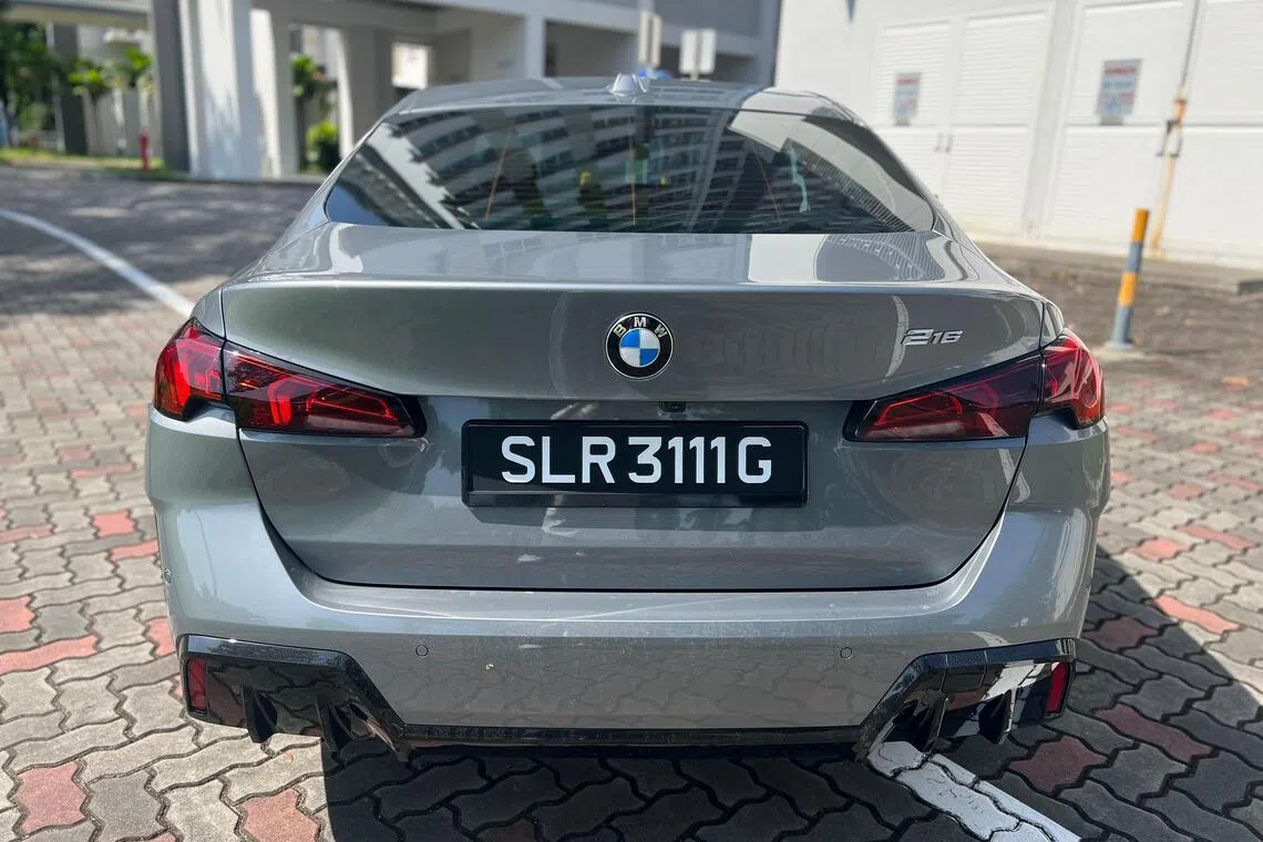 车尾横向延展灯组搭配简洁曲面，让尾部看起来更宽更稳。（吴庆康摄）