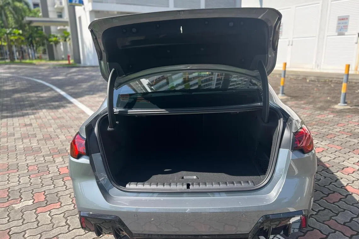 430升行李厢，纵深表现不错，但开口偏小。（吴庆康摄）