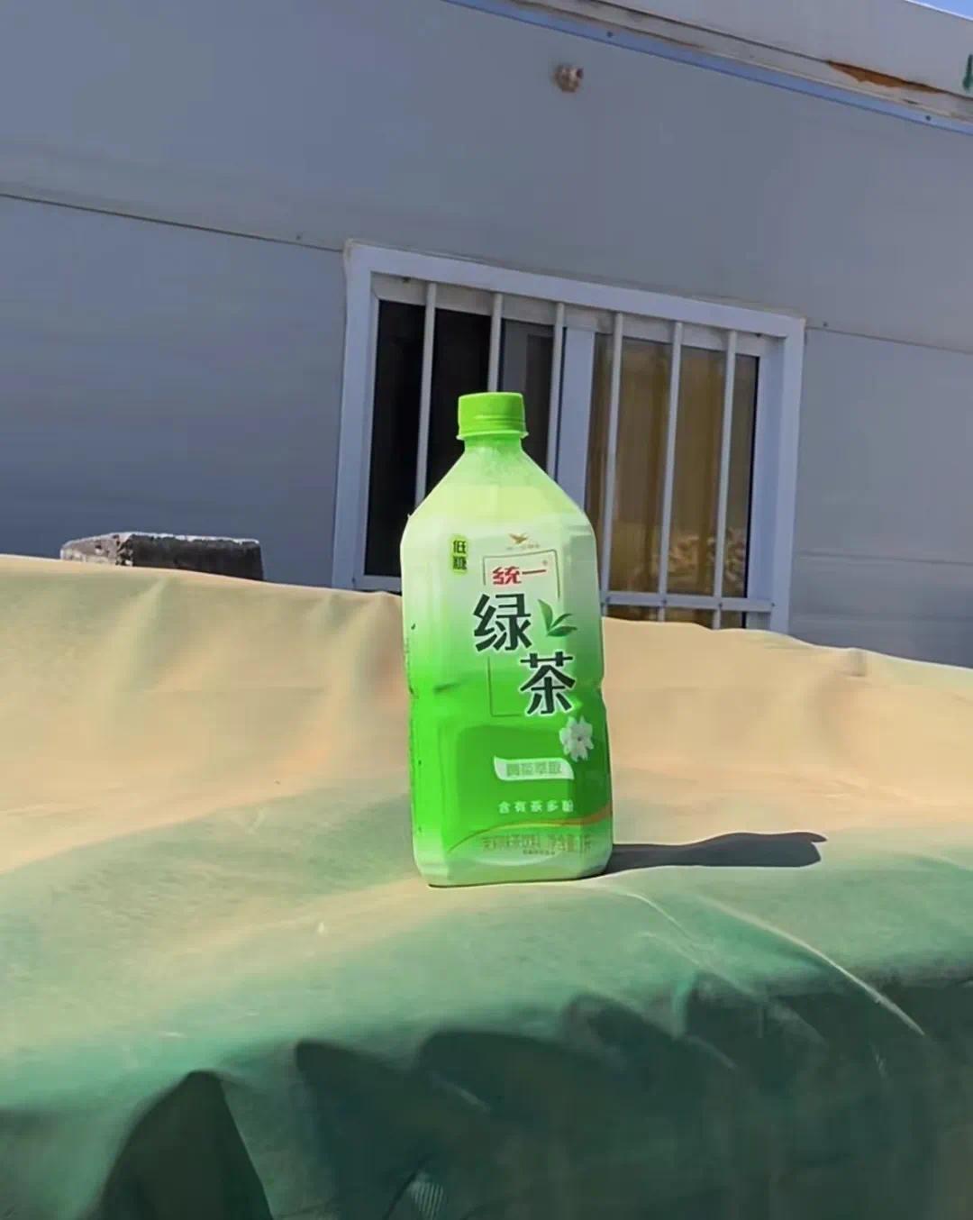 哈萨克小伙子送给诚诚的骆驼奶。(图/受访者供图)