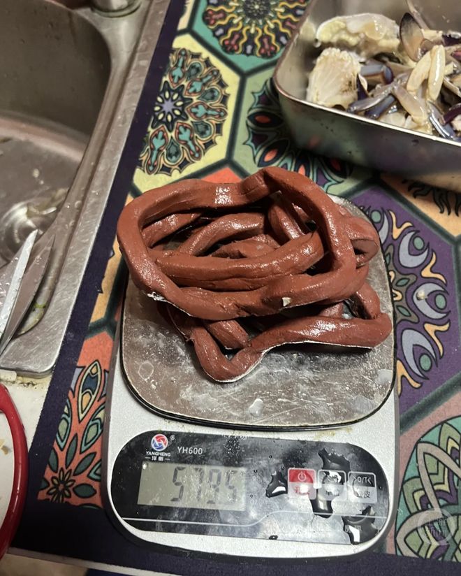 水产市场螃蟹绑绳增重内幕调查：真实分量几何？