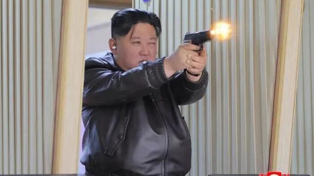 朝鲜领导人金正恩携子女参观军工企业，并亲自试射手枪