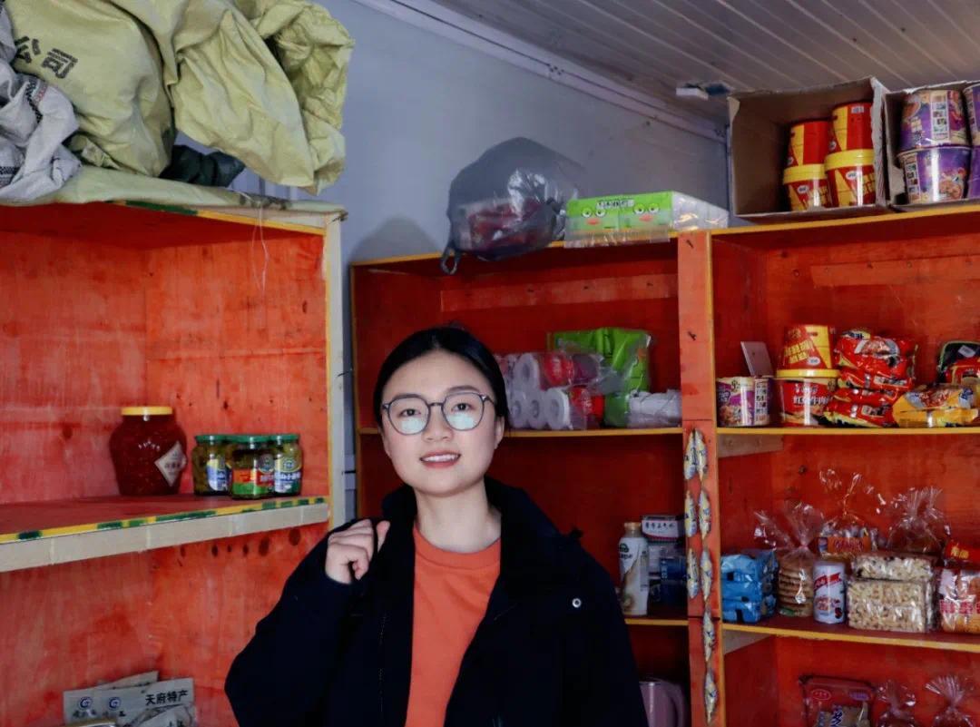 诚诚给她的小卖部做了一个展示柜。(图/受访者供图)