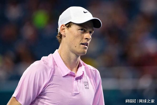 美国球星险遭辛纳误伤,赛后迅速道歉回应争议事件