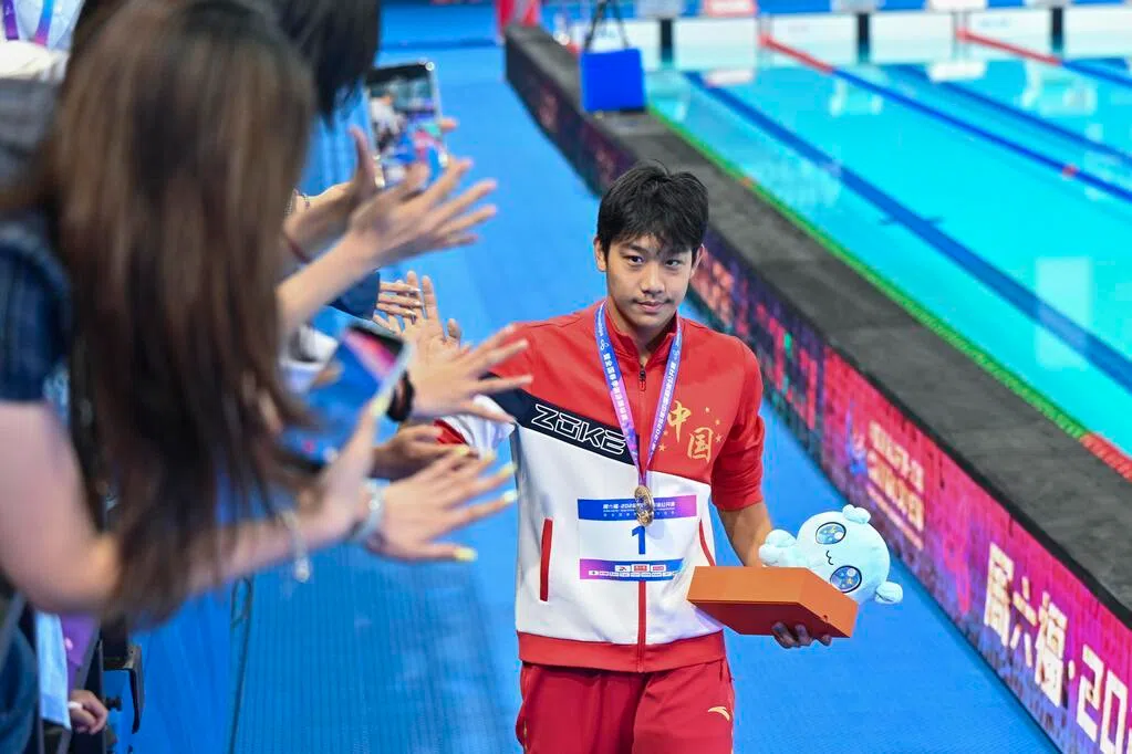 张展硕勇夺400米自由泳冠军 力克奥运金牌得主在中国比赛中崭露头角