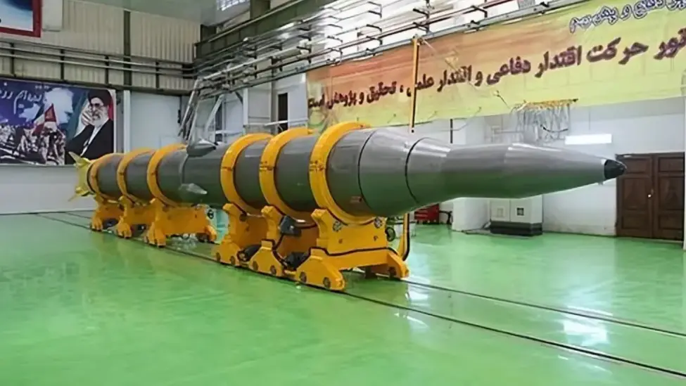 伊朗“泥石”导弹是该国首款两级固体燃料中程弹道导弹，可快速覆盖以色列与中东美军基地且极难被拦截。