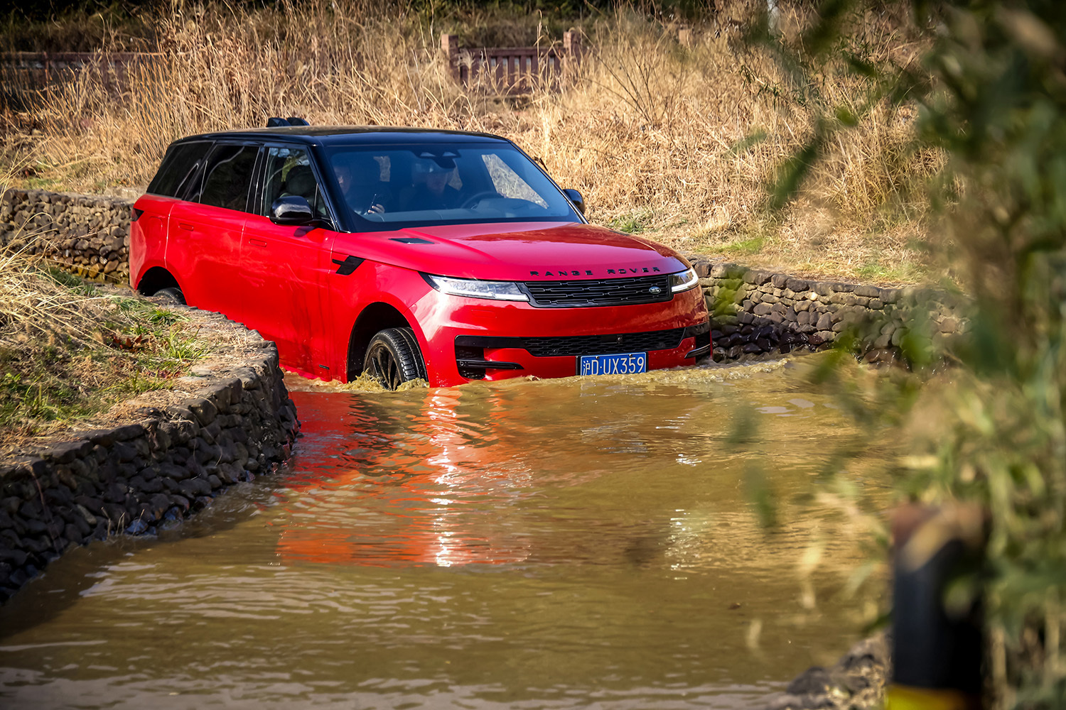 无所不能的全路况“纵情入胜” 试驾2025款揽胜运动版