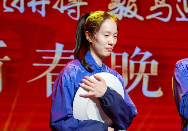 致敬经典!30岁的女排世界冠军含泪挂靴:美貌与实力并存,郎平助力其辉煌成长