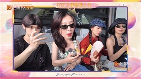 江疏影战胜恐惧在“天眼”车厢拍照留念