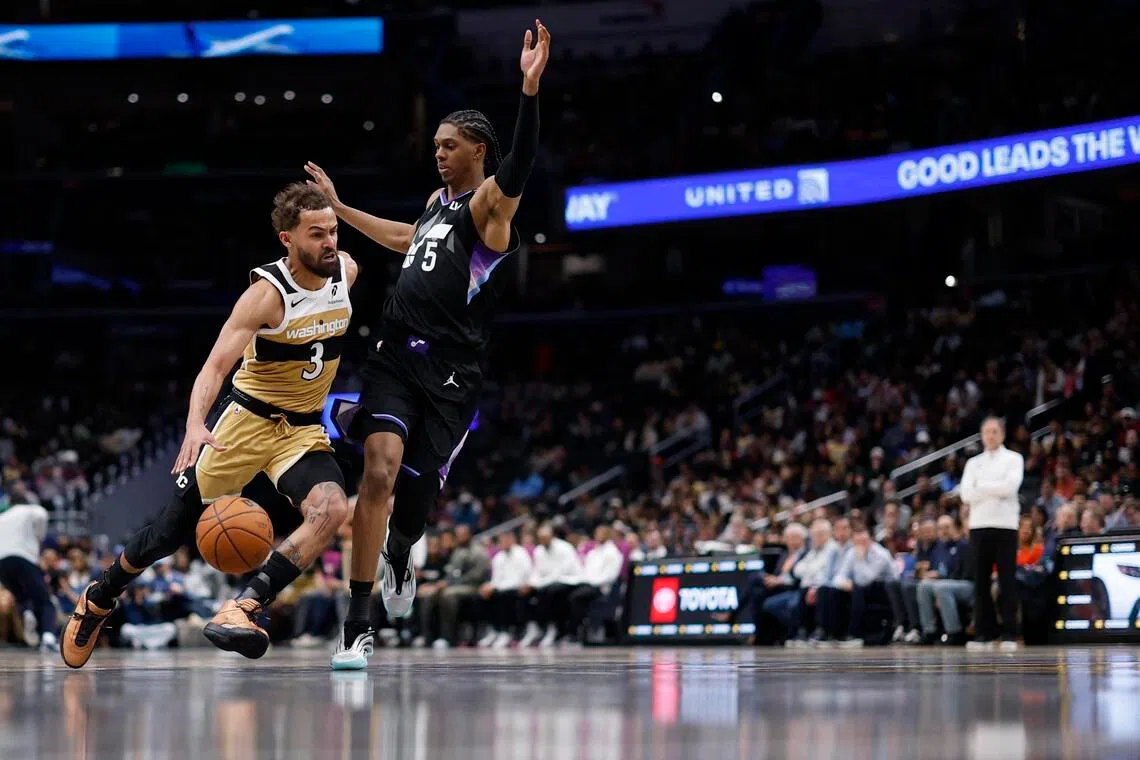 特雷·杨（左）今年1月就从亚特兰大鹰队过档至巫师，但因腿部伤病困扰未能出战，直到此役才迎来巫师首秀。（路透社）