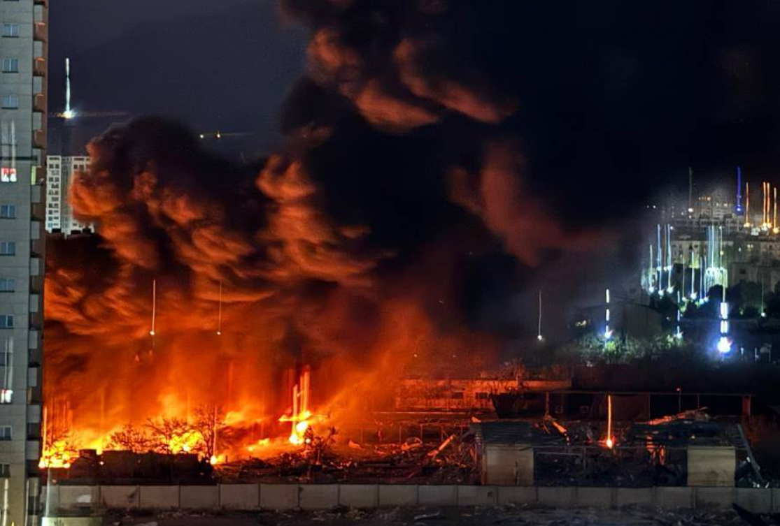 3月29日晚间,德黑兰市中心一处居民区遭到袭击。