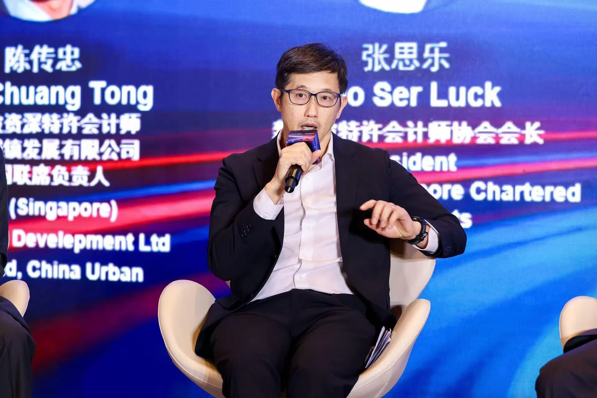 新加坡前国会议员、新加坡特许会计师协会（ISCA）会长张思乐（左二）在圆桌讨论时希望，新加坡和江苏两地的会计师协会可以推出更合时宜的培训课程，让两地会计师了解对方市场的会计准则、财税政策。（新加坡专业服务联盟启动仪式暨中资企业全球化发展对接会提供）