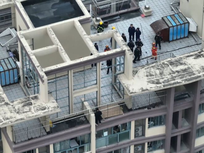 二十多岁男子高楼外坐困，生活重压下呼救，杭州多部门紧急响应救援