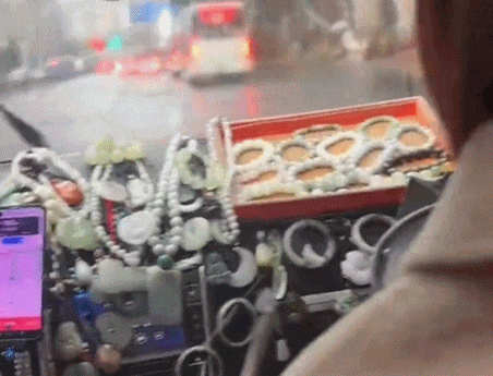 “不怕被顺走?”上海男子坐网约车傻眼:车内摆满玉石珠宝,副驾堆着原石