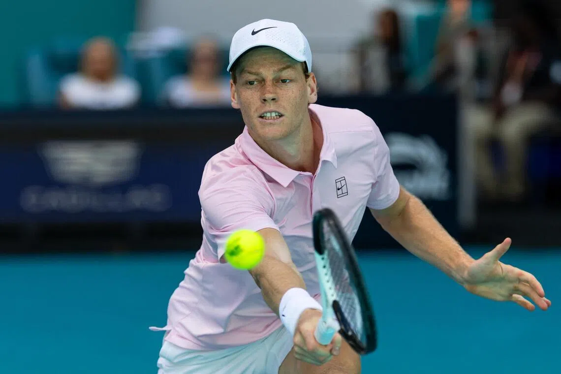 辛纳轻取美国好手蒂亚福，闯入迈阿密赛的半决赛。随着这场胜利，他在ATP1000大师赛级别赛事中的连胜盘数已扩大到30盘。（路透社）