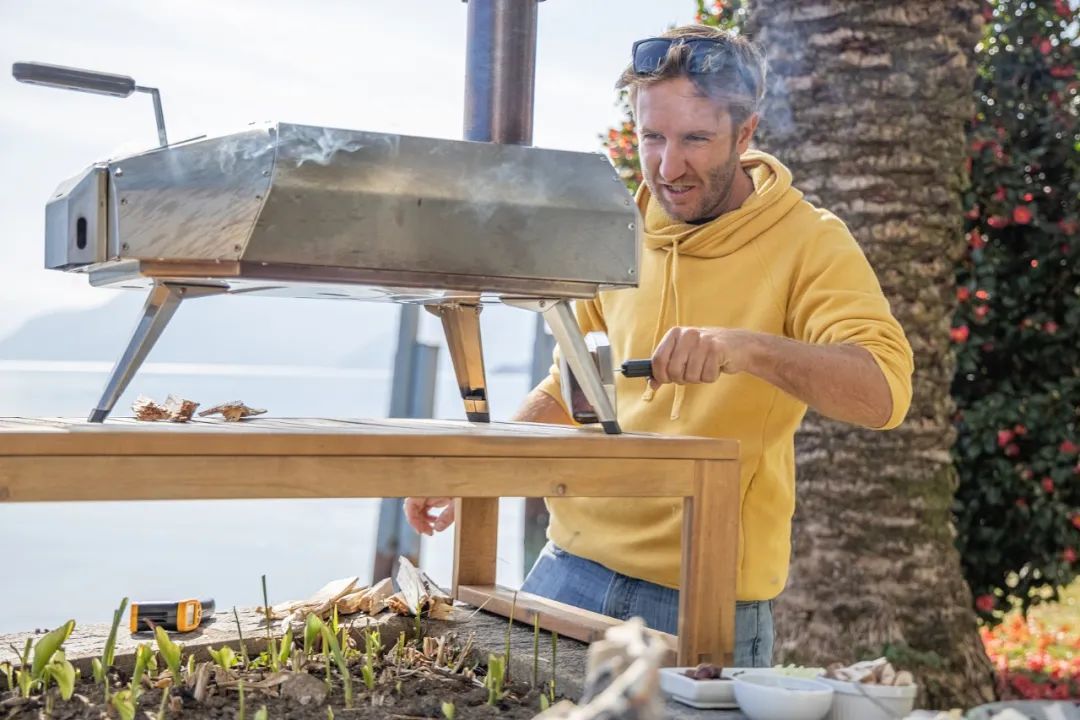 △朋友们在家里烤柴火披萨。(图/视觉中国)