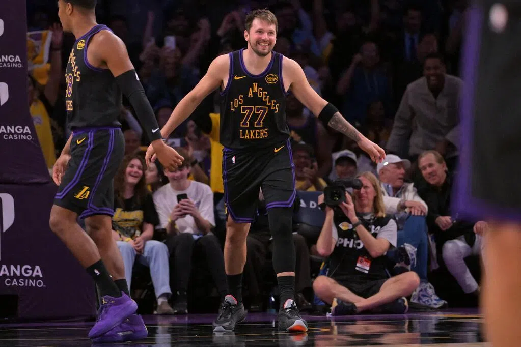 詹姆斯创纪录助湖人擒下骑士 进军季后赛之路再进一步