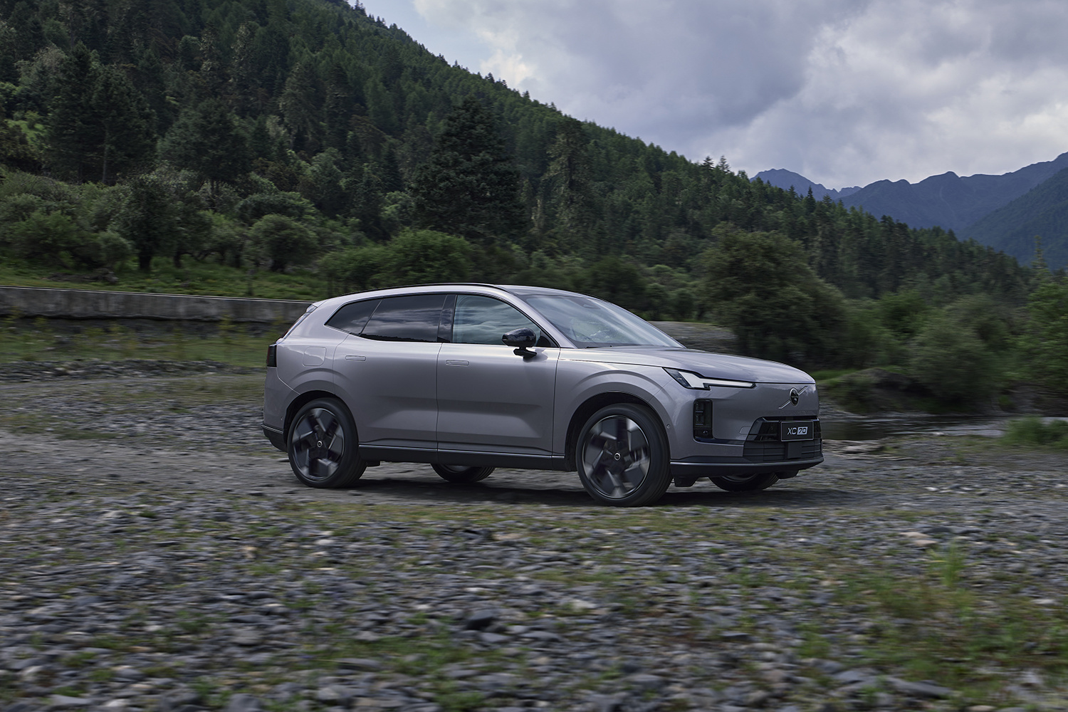 99年安全哲学再进阶 沃尔沃EX90/ES90纯电双旗舰预售价42.99万元起