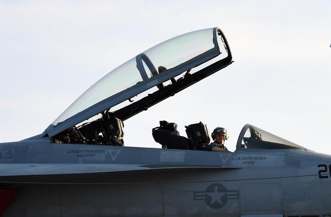 美军飞行员成功弹射逃生后会采取哪些措施？