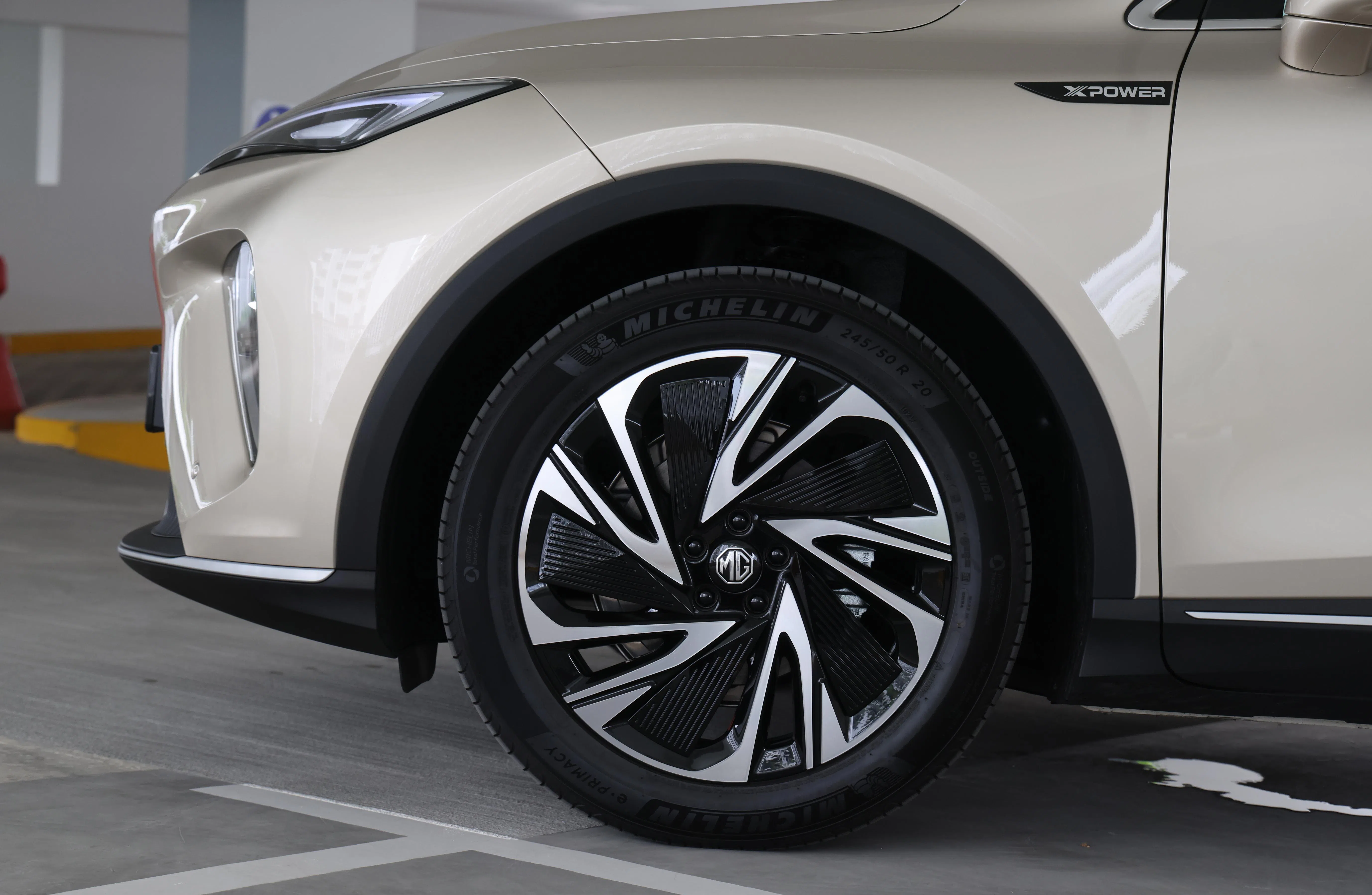 车子使用20英寸大轮毂，气势十足。（唐家鸿摄）