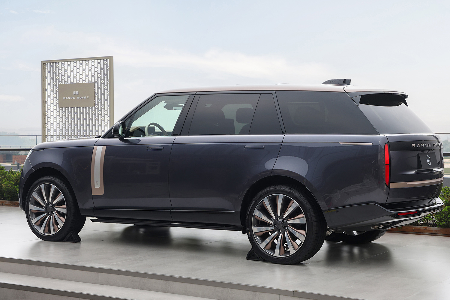 品牌标识焕新/产品体系重塑 2026款揽胜上市售价141.2万元起