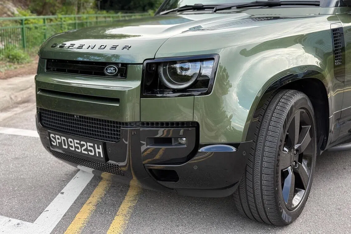 Defender采用电子空气悬挂配合Adaptive&nbsp;Dynamics主动阻尼控制系统，能实时根据路况与驾驶状态调节车身支撑。（吴庆康摄）