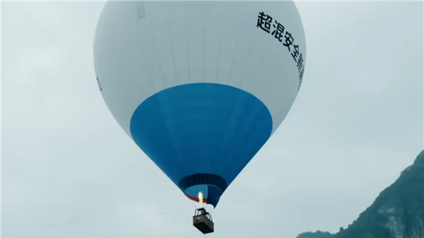 极限挑战！沃尔沃XC70从35米高处自由坠落，车门依然可轻易开启