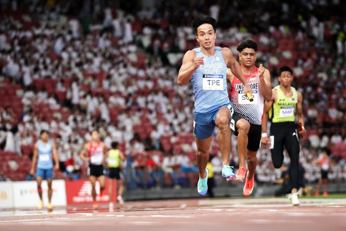 路易斯（红黑衣）一度奋力追赶，但中华台北选手葛吴谚明（蓝衣）保持住身位优势，夺得冠军。（关俊威摄）