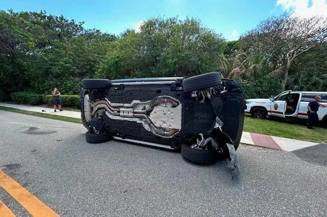 老虎伍兹驾驶的车子在意外事故中翻侧。（路透社）