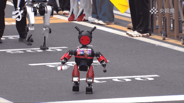 人形机器人力跑京半马 携奶瓶亮相的“小短腿选手”引发关注