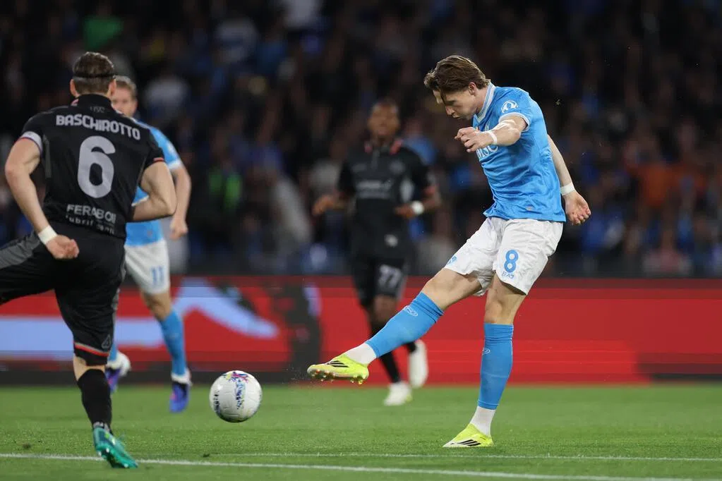 那不勒斯在意甲赛场轻松击败克雷莫内塞 国米夺冠计划受阻