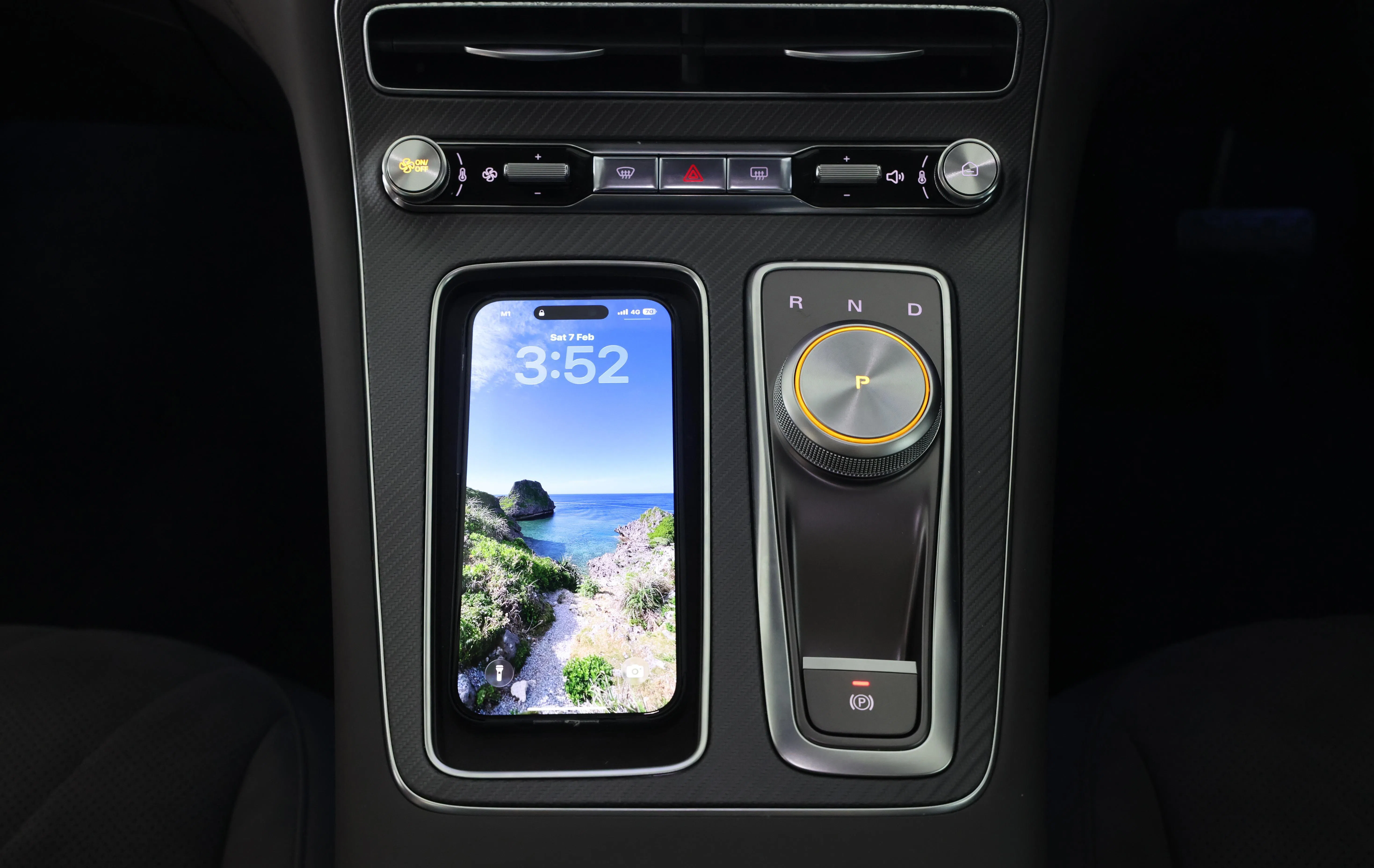 换挡旋钮旁边有无线充电槽。（唐家鸿摄）