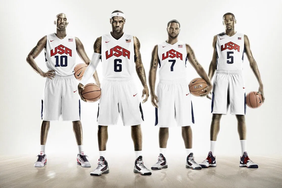 詹姆斯（左二）和杜兰特（右一）曾在2012年伦敦奥运会和2024年巴黎奥运会联手，为美国队夺得两面金牌。（耐吉官网档案照）