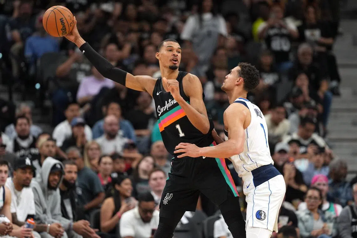 文班亚马（左）因过人的身高臂展被冠以“外星人”的外号。（路透社）