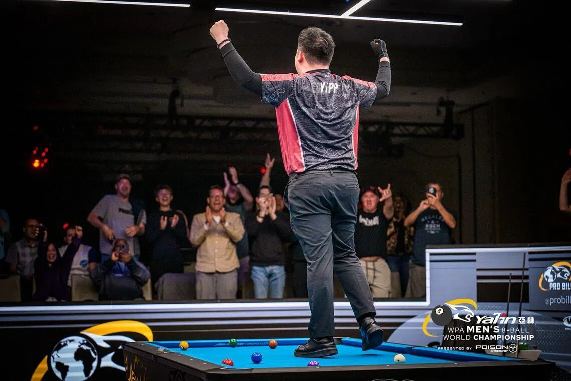 叶浚惟在夺冠后，爬到球桌上庆祝胜利。（Predator Pro Billards提供）