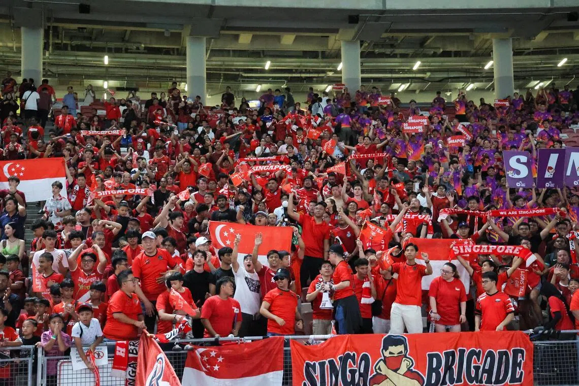 国家体育场现场球迷人声鼎沸，氛围令人疯狂。（张俊杰摄）