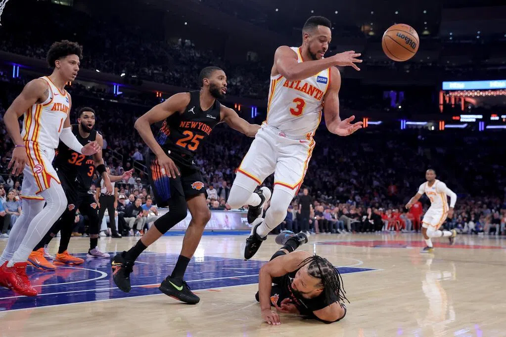 灰狼逆转鹰队挺进季后赛首轮关键战