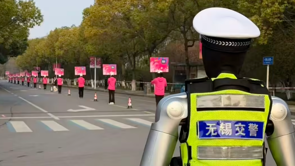 魔法原子携手无锡公安，智能机器人交警正式亮相
